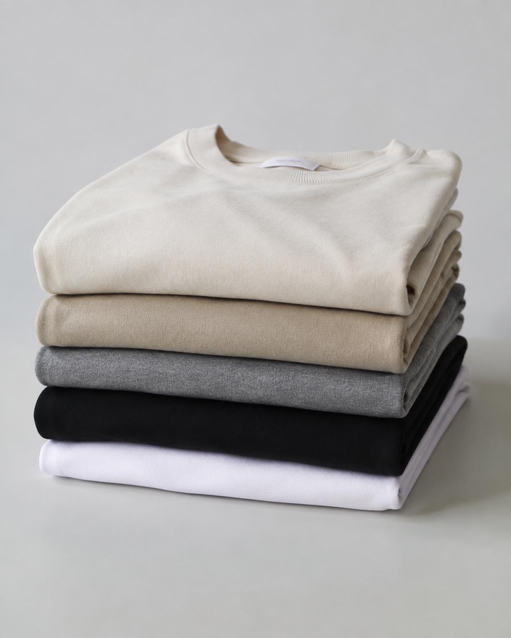 Pile de t-shirts épais pliés en couleurs neutres
