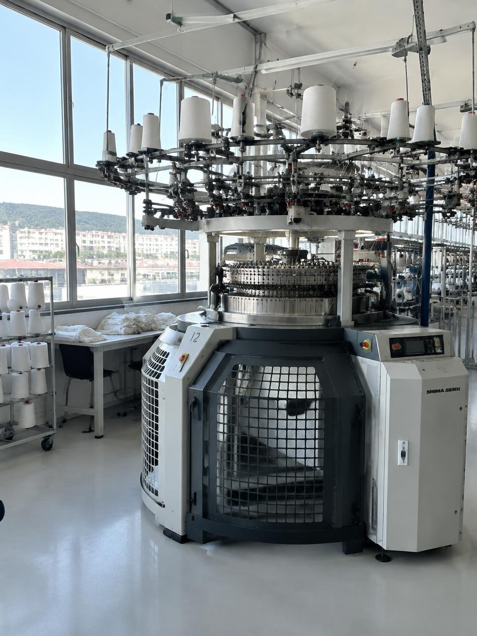 Machine à tricoter industrielle dans un atelier lumineux