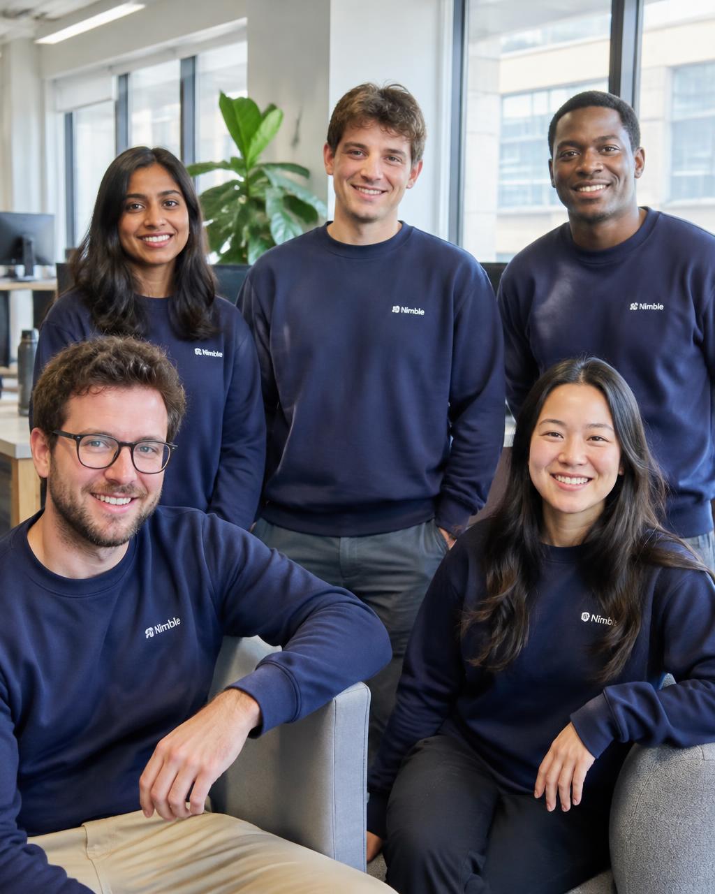 Équipe portant des sweats assortis dans un bureau moderne